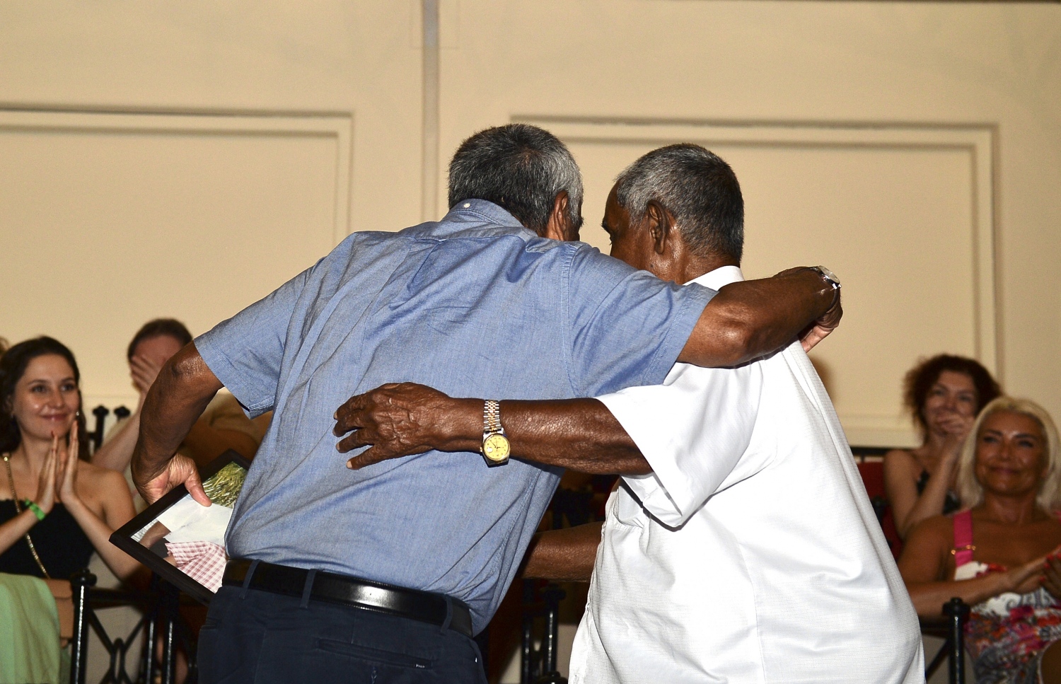 އުއްޗުގެ އުފަން ދުވަހުގެ ހަފުލާގެ ތެރެއިން، އުއްޗު އާއި އޭނާގެ ކޮއްކޮ ޗަމްޕާ އަފީފު މިރޭ ބައްދާލައްވަނީ.---ފޮޓޯ: އެލީޒް