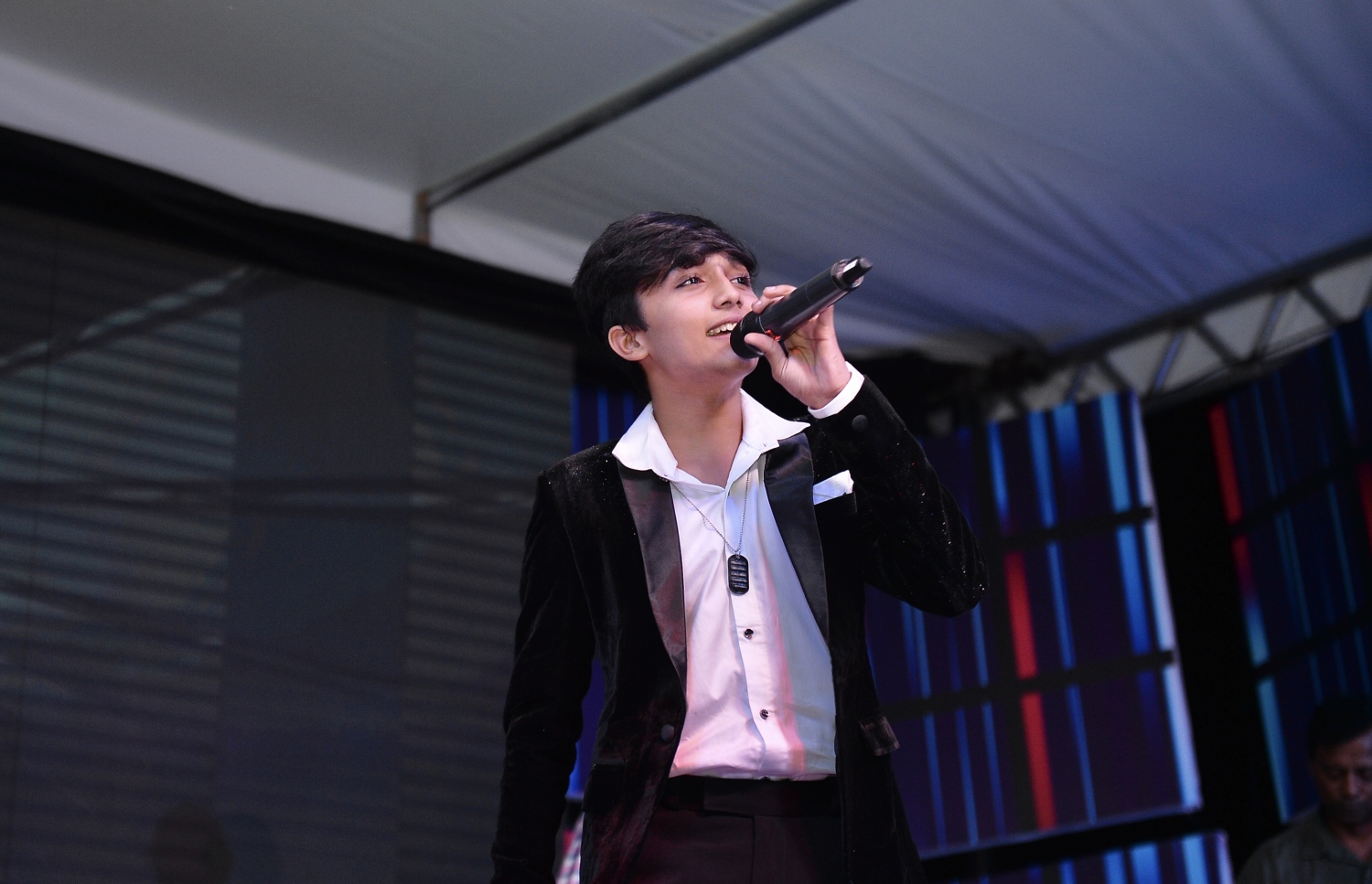 އުއްޗުގެ އުފަން ދުވަހުގެ ޝޯގައި ފާއިޒް މިރޭ ލަވައެއް ހުށަހަޅައިދެނީ.---ފޮޓޯ: އެލީޒް