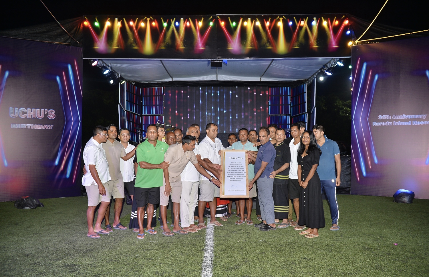 އުއްޗުގެ ފަރާތުން މުވައްޒަފުންނަށް ދިން ހަނދާނީ ލިޔުމާއެކު ބައެއް ސީނިއާ މުވައްޒަފުން އަދި އުއްޗުގެ ދަރިކަނބަލުން ސާރާ ފޮޓޯއަކަށް ތައްޔާރު ވެގެން.---ފޮޓޯ: އެލީޒް