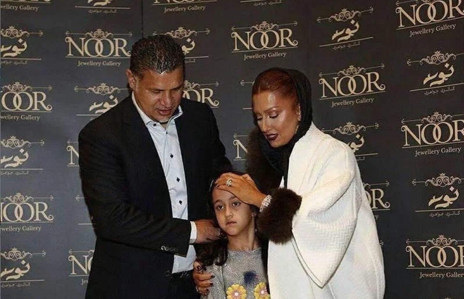 ދާއީ އޭނާގެ އަންހެނުންނާއި ދަރިފުޅާ އެކު.--