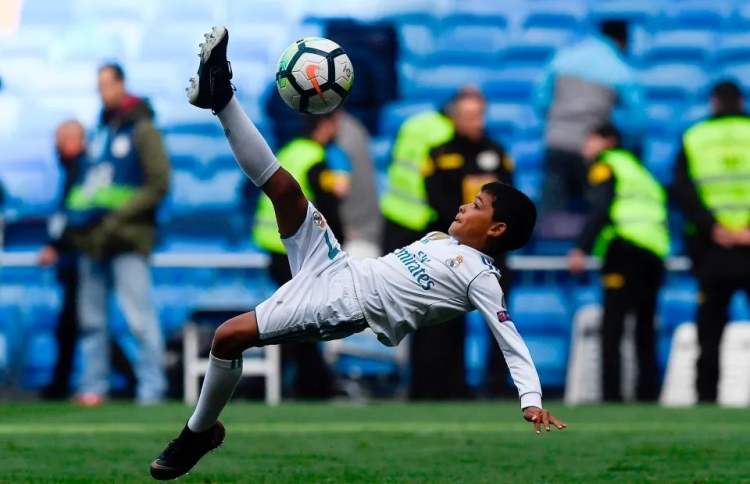 ރޮނާލްޑޯގެ ދަރިފުޅު އެނބުރި ރެއާލްގެ އެކަޑަމީ އަށް