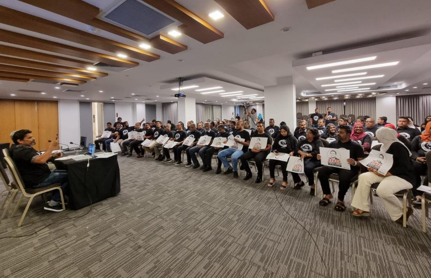 ޔާމީން މިނިވަންކުރަން ޕީޕީއެމްގެ ސެނެޓުން ގަރާރެއް ފާސްކުރަނީ: އިންތިހާބުގައި ޕީޕީއެމްގެ ރިޔާސީ ކެންޑިޑޭޓަކީ ޔާމީން ކަަމަށް ދެ ޕާޓީން އަންނަނީ ބުނަމުން. -- ފޮޓޯ | ޕީޕީއެމް