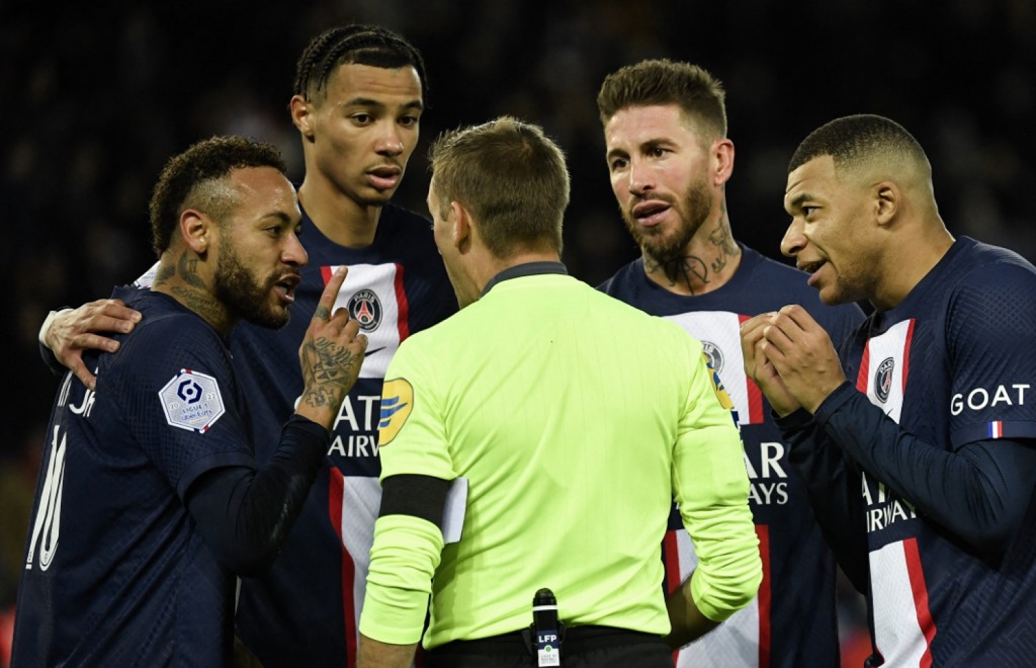 ރަތް ކާޑު ދެއްކުމުން ނޭމާ (ވ)، ރެފްރީ ކައިރީ ޝަކުވާ ކުރަނީ. -- ފޮޓޯ: އޭއެފްޕީ