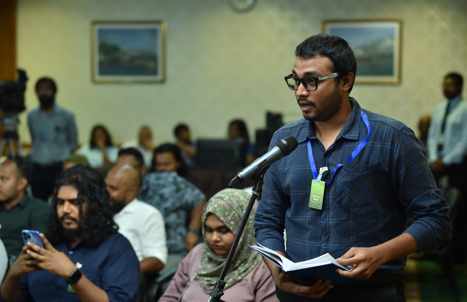 ކުރީގެ ރައީސް އިބްރާހިމް މުހައްމަދު ސޯލިހުގެ ވެރިކަމުގައި ބޭއްވި ނޫސްވެރިންގެ ބައްދަލުވުމެއްގައި ނޫސްވެރިއަކު ސުވާލު ކުރަނީ.---ފޮޓޯ: ރައީސް އޮފީސް