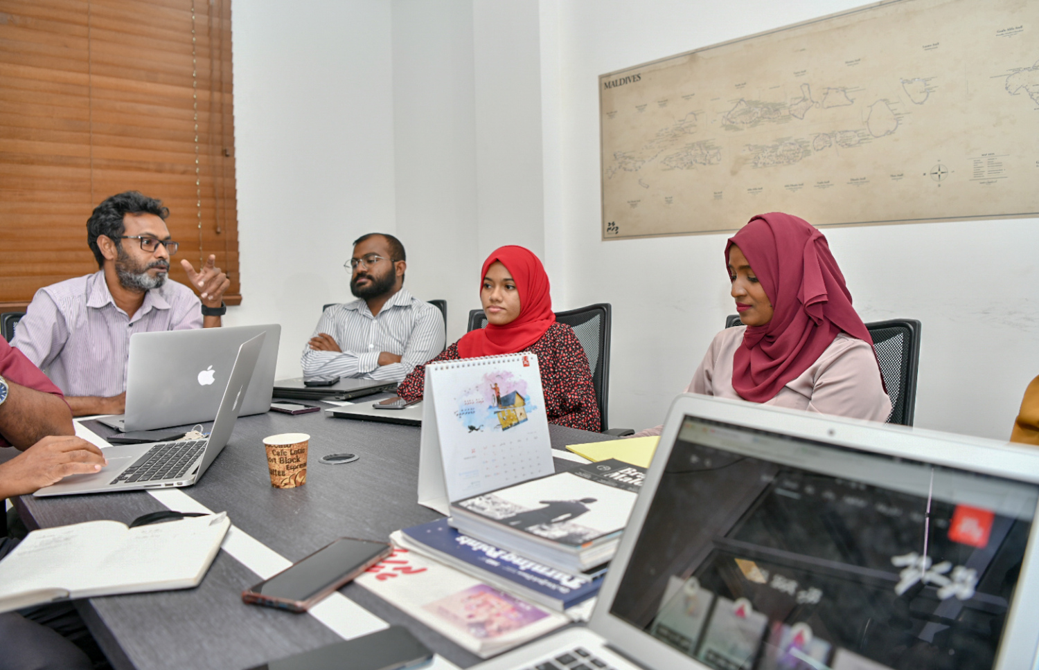 "ހަވީރު" ގެ މެދުސަފުހާގެ މީޓިންއެއްގައި އެޑިޓަރު އިސްމާއިން ނަސީރާ އެކު ޝަަނާ އަދި ބައެއް އެހެން ނޫސްވެރިން ބައިވެރިވަނީ.