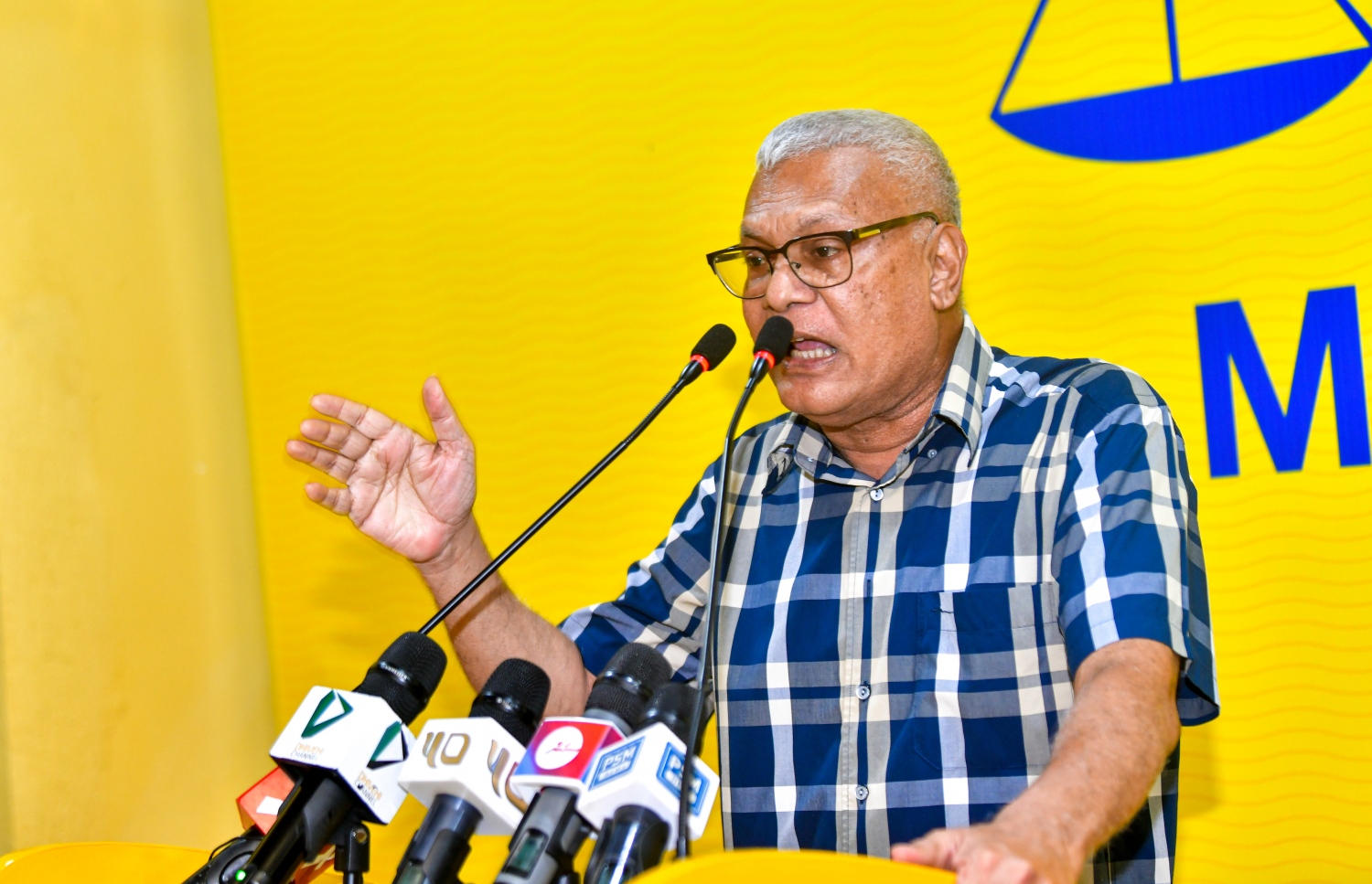 ރައީސް އިބްރާހިމް މުހައްމަދު ސޯލިހްގެ ޕްރައިމަރީގެ ކެމްޕޭން ޖަލްސާއެއްގައި ޝަރީފް ވާހަކަ ދައްކަވަނީ. އޭނާ ވިދާޅުވަނީ އެމްޑީޕީގެ އާއްމު މެމްބަރުންގެ ނިންމުން ގަބޫލުކުރަން ޖެހޭ ކަަމަށް. -- ފޮޓޯ | މިހާރު