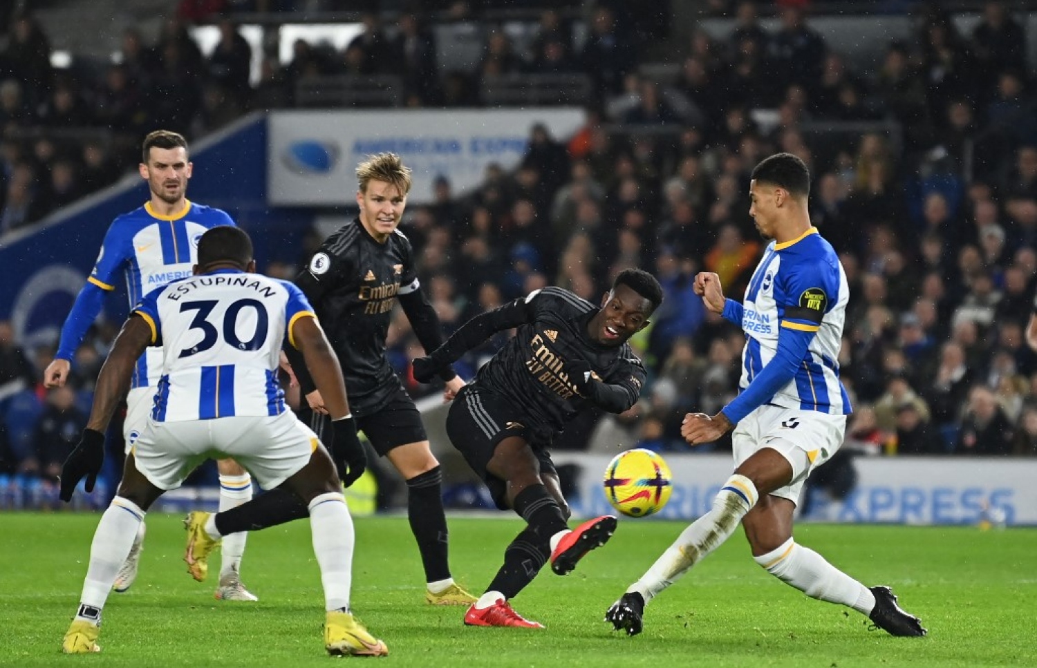 އާސެނަލްގެ ކޭޓިއާ ބްރައިޓަންގެ ގޯލާ ދިމާއަށް ހަމަލާއެއް ފޮނުވާލަނީ.-- ފޮޓޯ: އޭއެފްޕީ