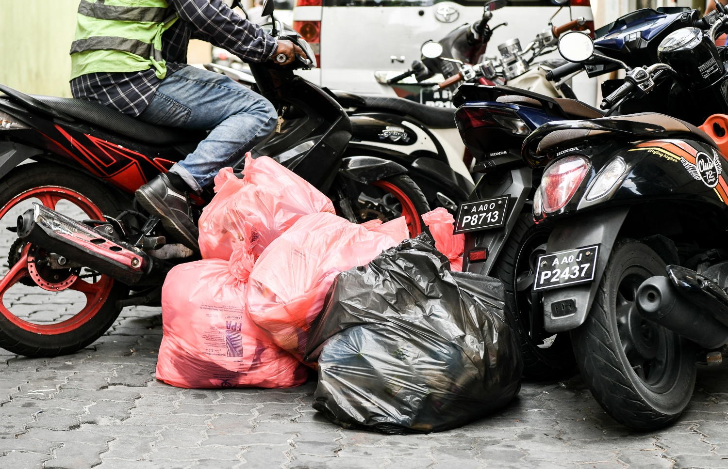 މާލޭގެ މަގުމަތީގައި މިއަދު ހެނދުނު ހުރި ކުނިތަކެއް: ވެމްކޯ އާއި މާލޭ ސިޓީ ކައުންސިލާ ދެމެދު އުފެދިފައިވާ ދެބަސްވުންތަކުގެ ސަބަބުން މަގުތަކުގައި ކުނި ގިނަވާ މައްސަލަ މިހާރު ވަރަށް ބޮޑު.-- ފޮޓޯ: ނިޝާން އަލީ | މިހާރު