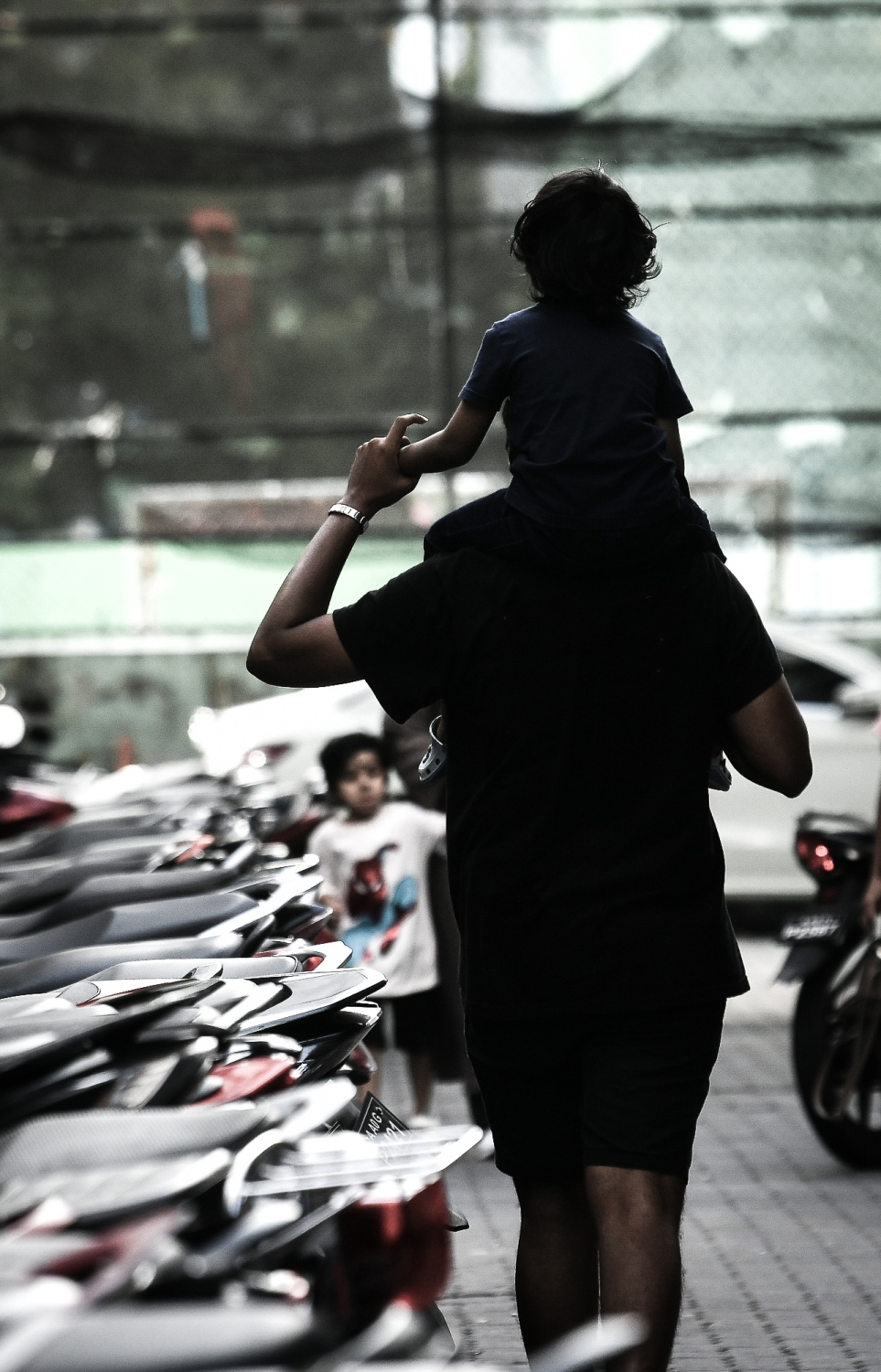 ފިރިހެނަކު، ކުއްޖަކު އުރާލައިގެން ދަނީ.-- ފޮޓޯ: ނިޝާން އަލީ/ މިހާރު