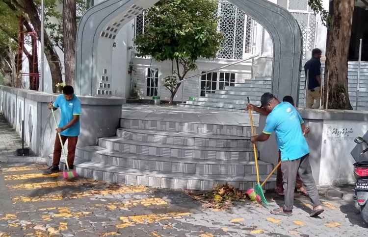 މިސްކިތްތައް ސާފުކުރާ ވަޒީފާ އަށް ބޮޑު ޑިމާންޑެއް