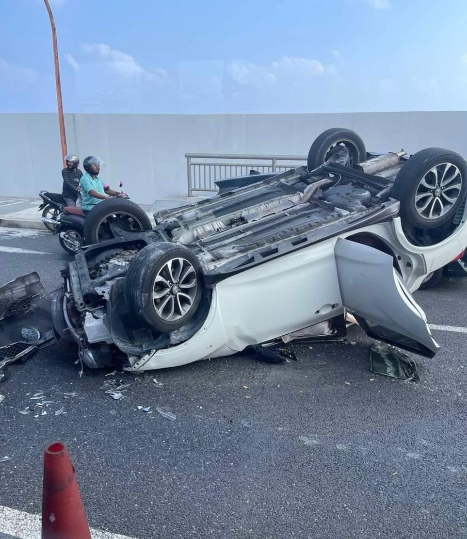 ސިނަމާލެ ބްރިޖު މަތީގައި ކުރިން ހިނގި އެކްސިޑެންޓެއްގައި ކާރެއް ފުރޮޅާލާފައި -- ފޮޓޯ: މުހައްމަދު އާސިފް