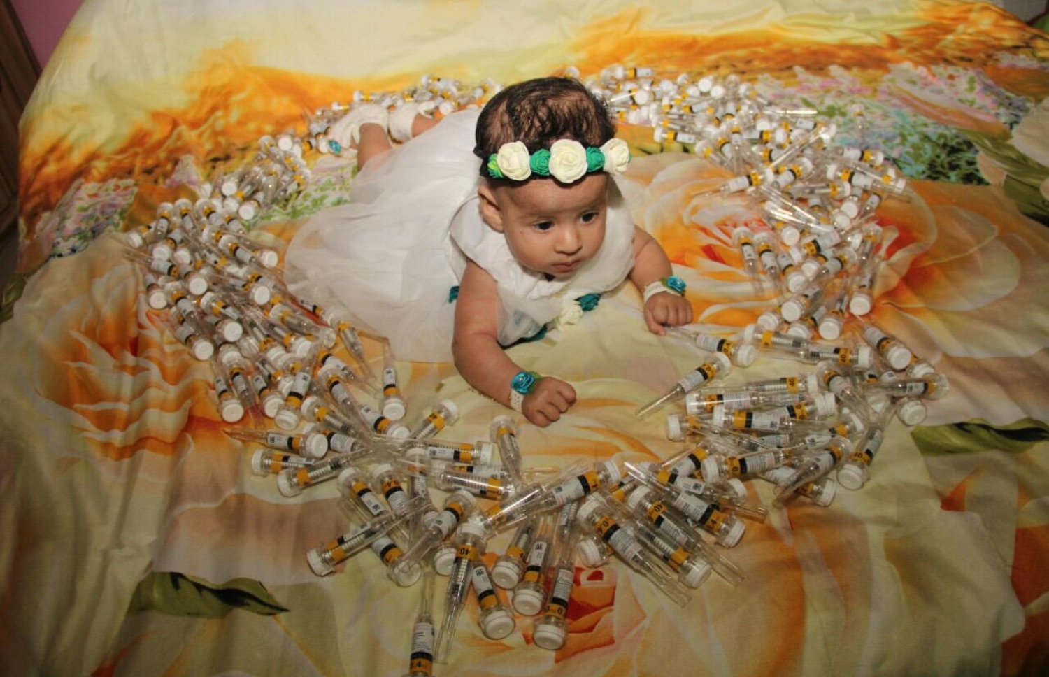 އަލީ ސޯލިހު، އޭނާގެ ހަގު ދަރިފުޅަށް އަންހެނުން ބަނޑުބޮޑުވިއިރު ޖެހި އިންޖެކްޝަންތަކުން ހިތެއް ހަދައި، އޭގެ ތެރޭގައި ދަރިފުޅު ބާއްވައިގެން ފޮޓޯ ނަގަނީ.-