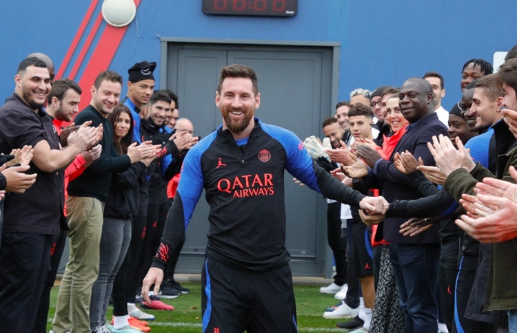 ޕީއެސްޖީން މެސީއަށް މަރުހަބާ ކީއިރު އެމްބާޕޭ ޗުއްޓީގައި