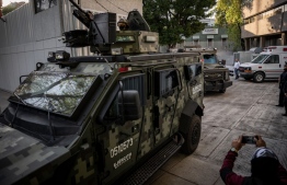 Aarmoured vehicles leave the Attorney General's Office for Special Investigations on Organized Crime (FEMDO) in Mexico City, on January 5, 2023, after the arrest of Ovidio Guzman, son of imprisoned drug trafficker Joaquin "El Chapo" Guzman. - Mexican security forces on Thursday captured a son of jailed drug kingpin Joaquin "El Chapo" Guzman, scoring a high-profile win in the fight against powerful cartels days before US President Joe Biden visits. Ovidio Guzman, who was arrested in the northwestern city of Culiacan, is accused of leading a faction of his father's notorious Sinaloa cartel, Defense Minister Luis Cresencio Sandoval told reporters. -- Photo: Nicolas Asfouri / AFP