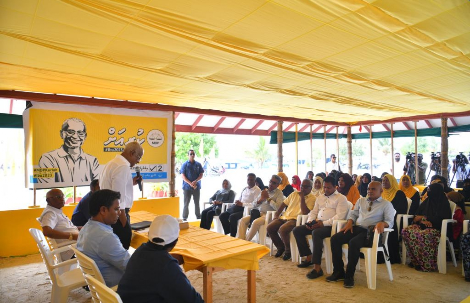 ކެނދިކުޅުދޫގައި ރައީސް އިބްރާހިމް މުހައްމަދު ސޯލިހު އެ ރަށުގެ އެމްޑީޕީގެ މެމްބަރުންނާ ބައްދަލުކުރައްވައި ވާހަކަ ދައްކަވަނީ