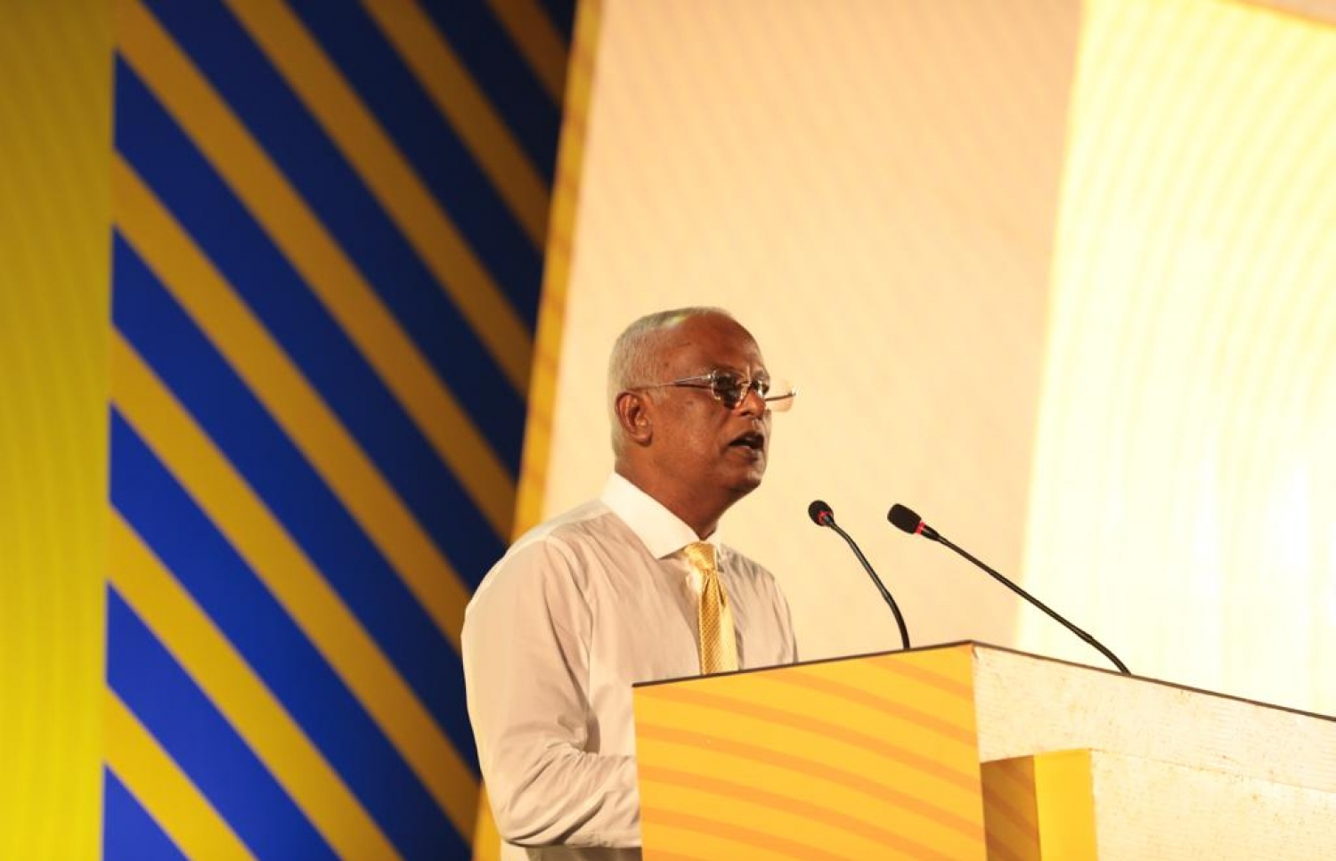 ވެލިދޫގައި މިރޭ ބޭއްވި އެމްޑީޕީގެ ރިޔާސީ ޕްރައިމަރީގެ ކެމްޕެއިން ޖަލްސާގައި އެ ޕާޓީގެ އިސް ލީޑަރު އަދި ރައީސް އިބްރާހިމް މުހައްމަދު ސޯލިހު ވާހަކަފުޅު ދައްކަވަނީ.