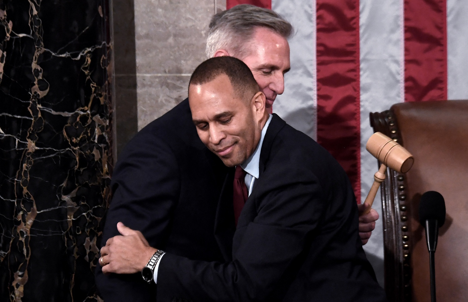 އެމެރިކާގެ ގާނޫނު ހަދާ މަޖިލީހުގެ އާ ރައީސް ކެވިން މެކާތީ، އޭނާއާ ވާދަކުރެއްވި ހަކީމް ޖެފްރީސްއާ ސަލާމް ކުރައްވަނީ-- އޭއެފްޕީ