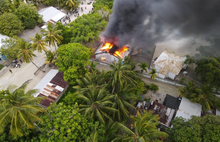 ފިޔޯރީ ސްކޫލުގެ އިމާރާތެއްގައި ރޯވެ އަނދަނީ!