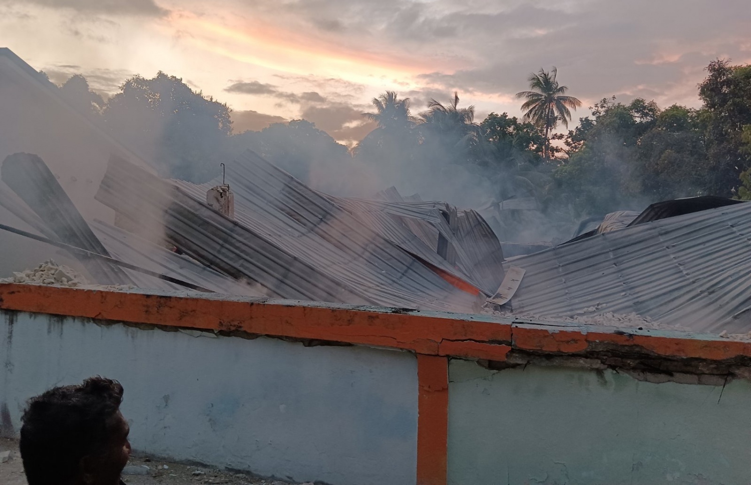 ސްކޫލުގެ އެ އިމާރާތް ވަނީ ބޭނުން ނުކުރެވޭ ވަރަށް އަނދާފައި.--