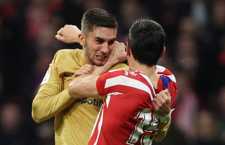 ބާސާއަށް ލީޑް، ޓޯރޭޒް އާއި ސަވިޗަށް ރަތް ކާޑް