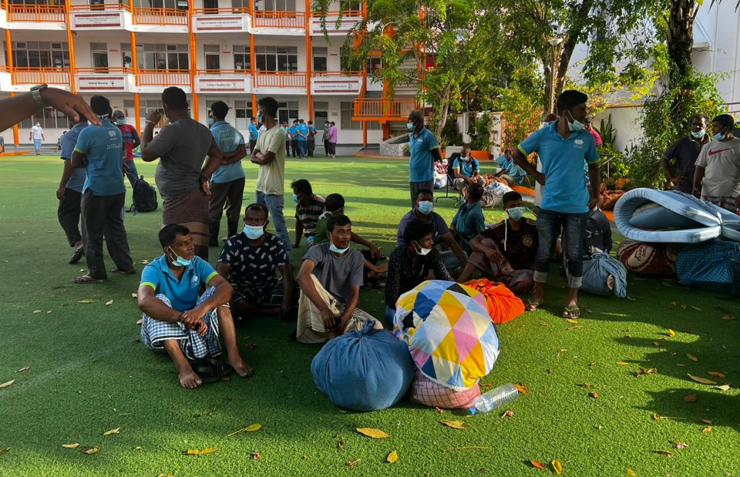 އަލިފާނުގައި ހާދިސާއާ ގުޅިގެން ވަގުތީ ހިޔާއަށް ބަދަލުކުރި ސިޓީ ކައުންސިލްގެ މުވައްޒަފުން.-- ފޮޓޯ: ސިޓީ ކައުންސިލް