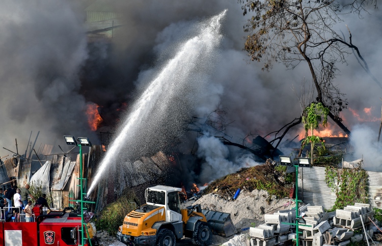 ގަސްދުގައި ރޯކުރަނީތޯ ބަލަން ބޭރުގެ ޓީމެއް