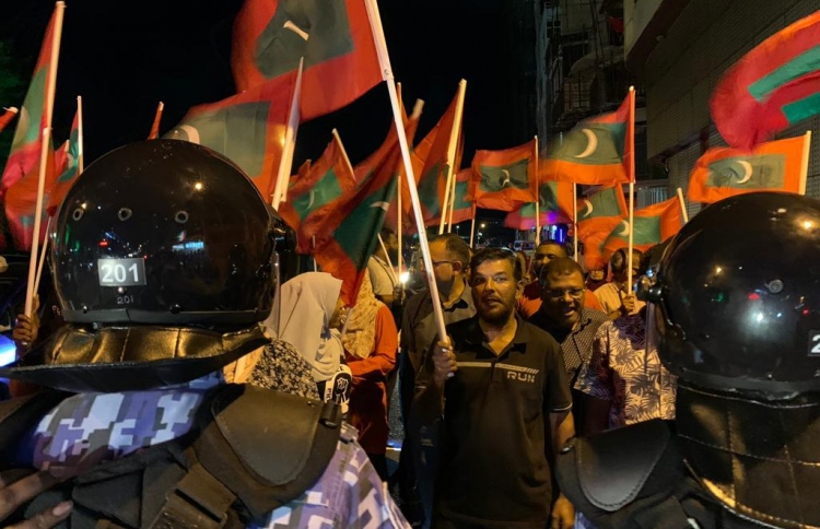 ތިންމީހަކު ބަންދުން ދޫކޮށްލީ ރޭގަނޑު ގޭބަންދުވާ ގޮތަށް