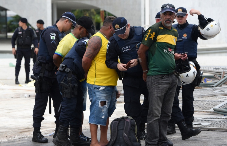 ބްރެޒިލްގެ އޮފީސްތައް ފުލުހުންގެ ބެލުމުގެ ދަށަށް