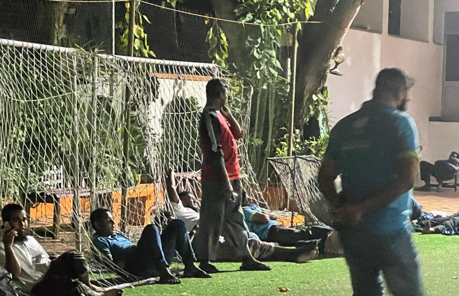 ހާލުގައި ޖެހުނު ބިދޭސީން ރޭ އިމާދުއްދީން ސްކޫލުގެ ގޯތިތެރޭގައި: އެ މީހުން ވަގުތީ ގޮތުން ބަދަލުކުރީ ހުޅުމާލޭގައި ހަދާފައިވާ ކޮވިޑް ފެސިލިޓީ އަށް.