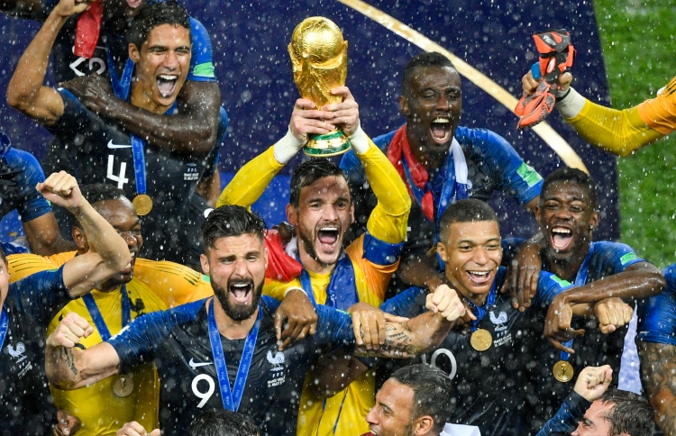 ފްރާންސްގެ ކެޕްޓަން ލޮރިސް ގައުމީ ޓީމުން ރިޓަޔާކޮށްފި