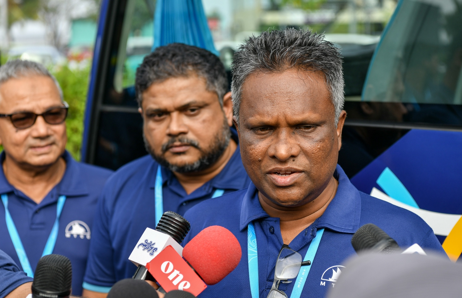 އާޒިމް ނޫސްވެރިންނަށް މައުލޫމާތު ދެއްވަނީ. އޭނާ ވިދާޅުވީ، ކުރިއަށް އޮތްތަނުގައި އަތޮޅުތެރޭގެ ބަސް ދަތުރުތައް ކުރުމުގައި ވެސް ކޮންޓެކްޓްލެސް ކާޑު ބޭނުން ކުރެވޭނެ އިންތިޒާމުތައް ހަމަޖައްސާނެ ކަމަށް--ފޮޓޯ:ނިޝާން އަލީ/މިހާރު