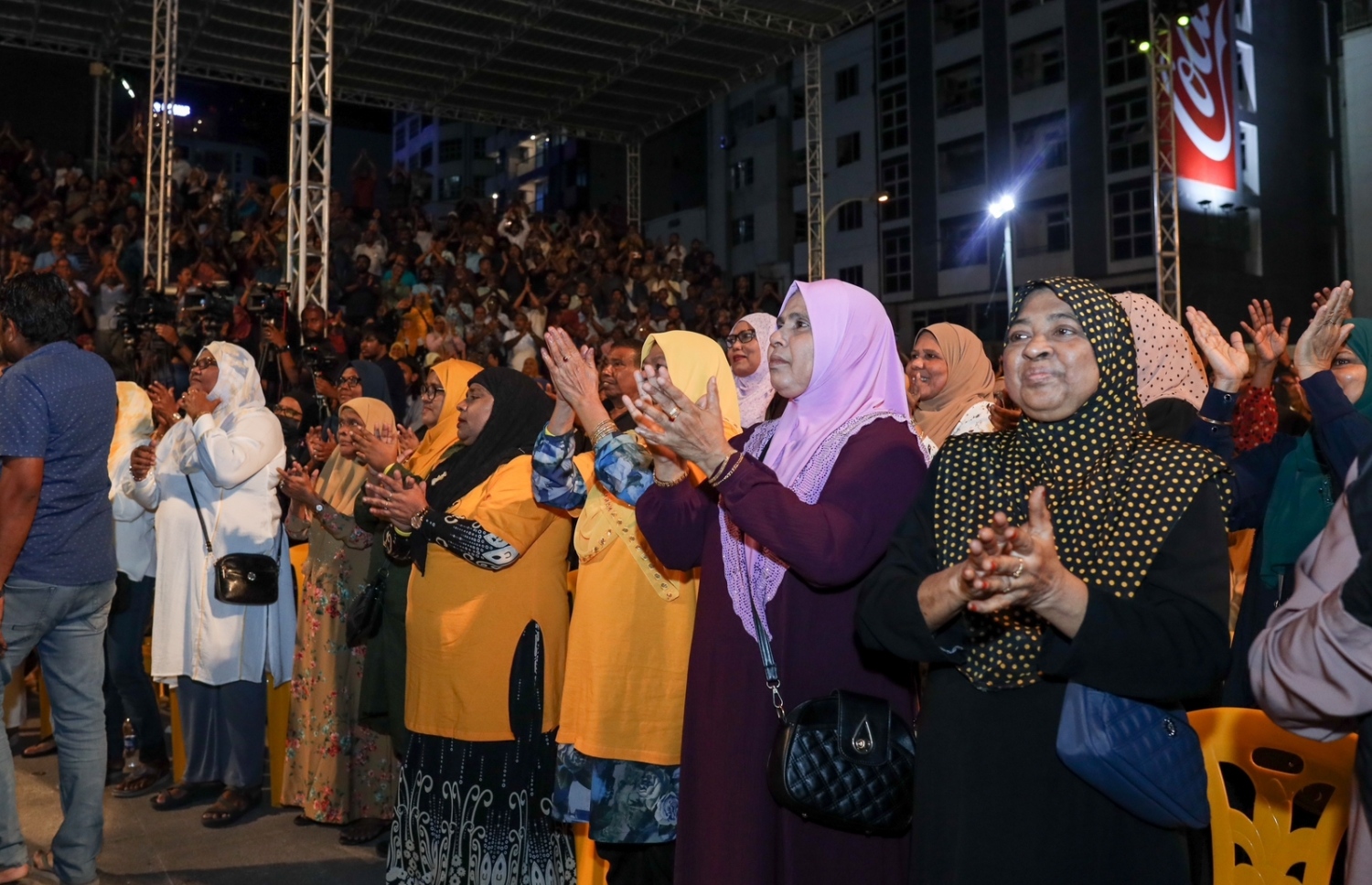 މިރޭގެ ޖަލްސާގައި ގިނަ ބަޔަކު ބައިވެރިވަނީ --- ފޮޓޯ/މިހާރު