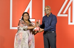 President Ibrahim Mohamed Solih presenting the award to Aishath Noordeen for her long service to BML, during the ceremony held to mark the 40th Anniversary of the bank -- Photo: Nishan Ali