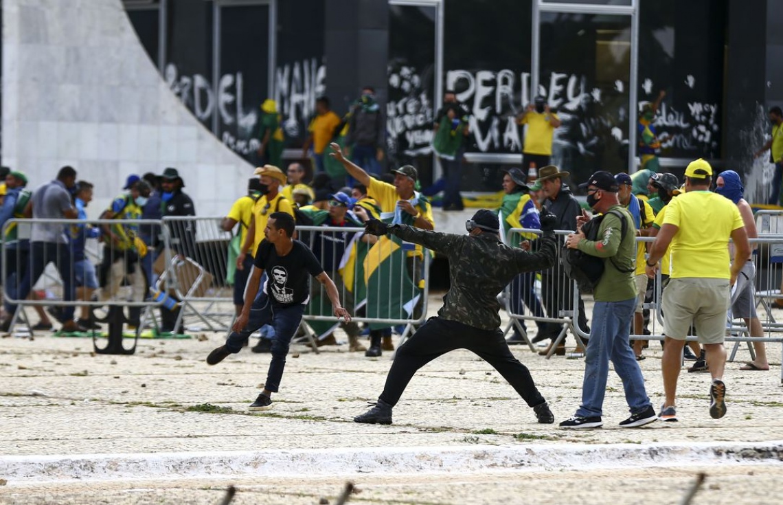 ބްރެޒިލްގައި ބަގާވާތެއްގެ ބިރު؛ ސިފައިން ވަކިކުރަނީ