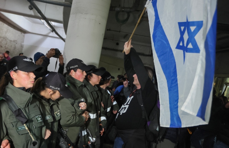 އިޒްރޭލުގެ ދިފާއީވަޒީރު ވަކިކުރުމުން މުޒާހަރާ ހޫނުވެއްޖެ