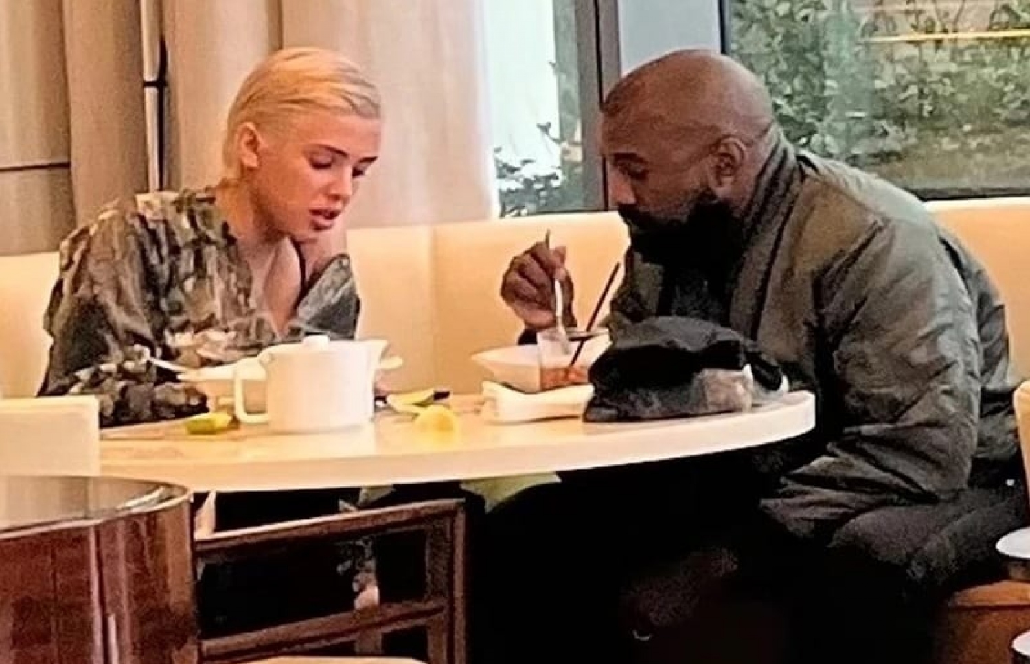 ކާންޔޭ އަދި އޭނާގެ އާ އަންހެނުންު ބިއަންކާ ސެންސޮރީ