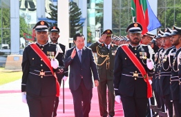 Prime Minister Hun Sen observes the guard of honor presented by the Maldives National Defense Force in honor of the Prime Minister of Cambodia -- Photo: President's Office