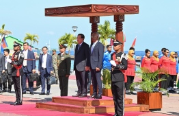 Cambodian Prime Minister Hun Sen and President Ibrahim Mohamed Solih stand for the national anthems of the two countries during the official welcoming ceremony -- Photo: President's Office