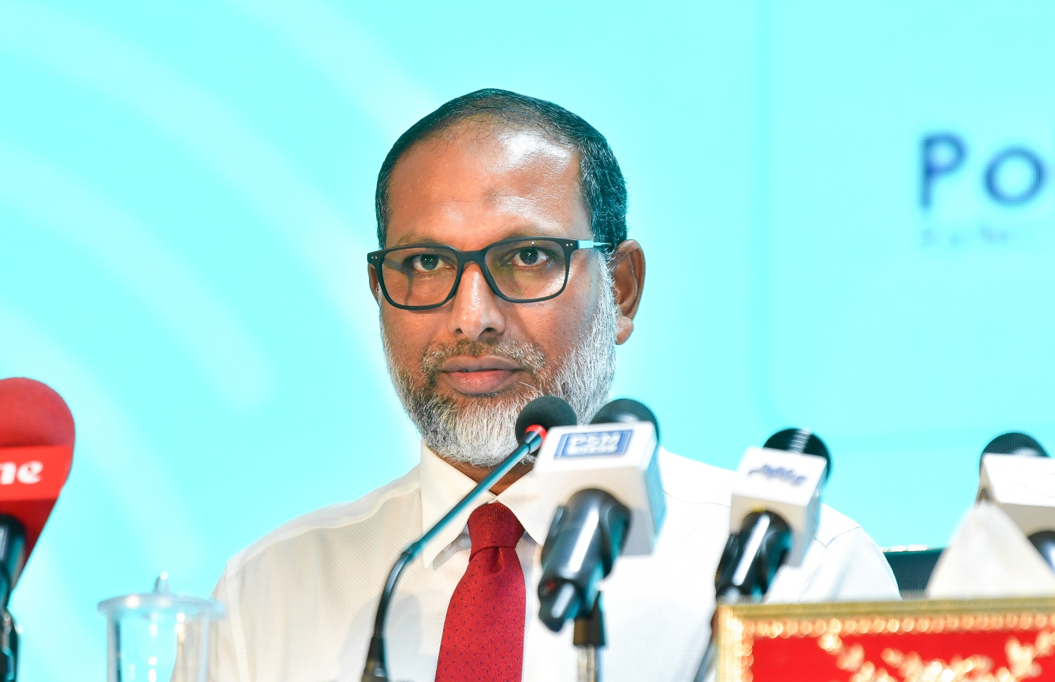 "ޕޮލިސް ރިސާޗް އެންޑް އިނޮވޭޝަން ކޮންފަރެންސް"ގެ ނަމުގައި ކޮންމެ އަހަރަކު ބާއްވަން ހަމަޖެހިފައިވާ ކޮންފަރެންސްއާ ގުޅޭގޮތުން މައުލޫމާތު ދިނުމަށް މިއަދު އިސްކަންދަރު ކޮށީގައި ބޭއްވި ނޫސްވެރިންގެ ބައްދަލުވުމުގައި ހޯމް މިނިސްޓަރު އިމްރާން އަބްދުﷲ -- ފޮޓޯ: ފަޔާޒު މޫސާ/ މިހާރު