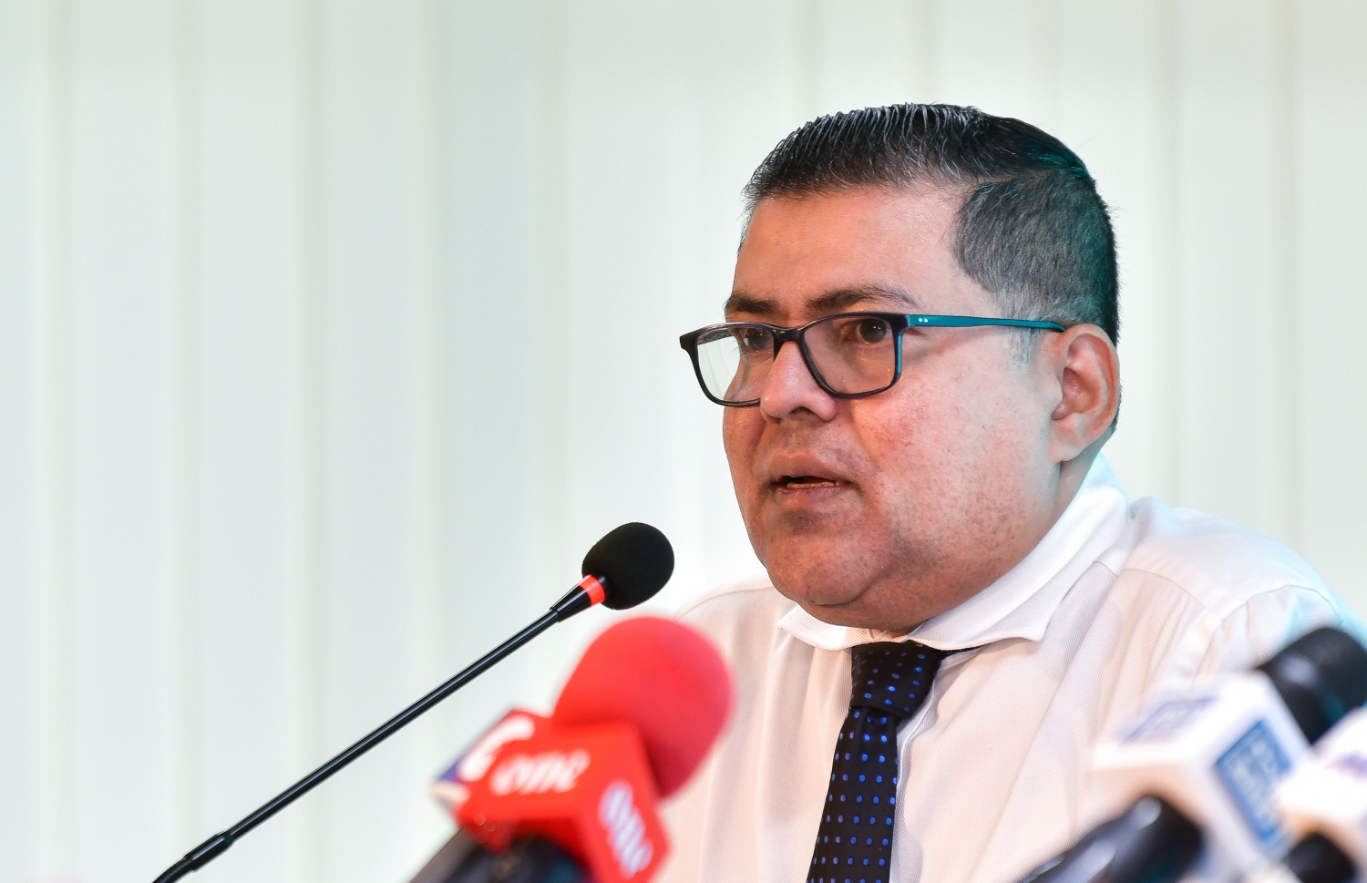 "ޕޮލިސް ރިސާޗް އެންޑް އިނޮވޭޝަން ކޮންފަރެންސް"ގެ ނަމުގައި ކޮންމެ އަހަރަކު ބާއްވަން ހަމަޖެހިފައިވާ ކޮންފަރެންސްއާ ގުޅޭގޮތުން މައުލޫމާތު ދިނުމަށް މިއަދު އިސްކަންދަރު ކޮށީގައި ބޭއްވި ނޫސްވެރިންގެ ބައްދަލުވުމުގައި ޕޮލިސް ބޯޑުގެ ފަރާތުން އަހުމަދު ފަސީހު ވާހަކަ ދައްކަވަނީ -- ފޮޓޯ: ފަޔާޒު މޫސާ/ މިހާރު