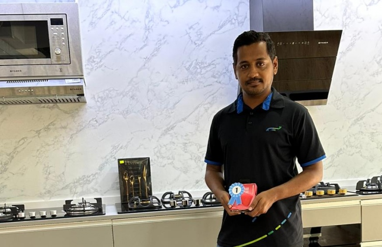 ޔޫރޯ ސްޓޯރުން މޮޅަށް ސްކޯ ދިމާކުރި ބައިވެރިން ހޮވައިފި