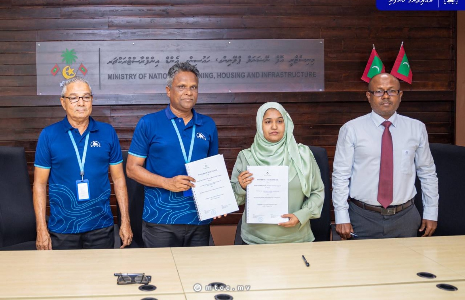 ހައުސިންގް މިނިސްޓްރީގެ އިސްވެރިންނާއި، އެމްޓީސީސީގެ އިސްވެރިން އެއްބަސްވުމުގައި ސޮއި ކުރެއްވުމަށް ފަހު ފޮޓޮއަކަށް ހުއްޓިލައިގެން. -- ފޮޓޯ: އެމްޓީސީސީ