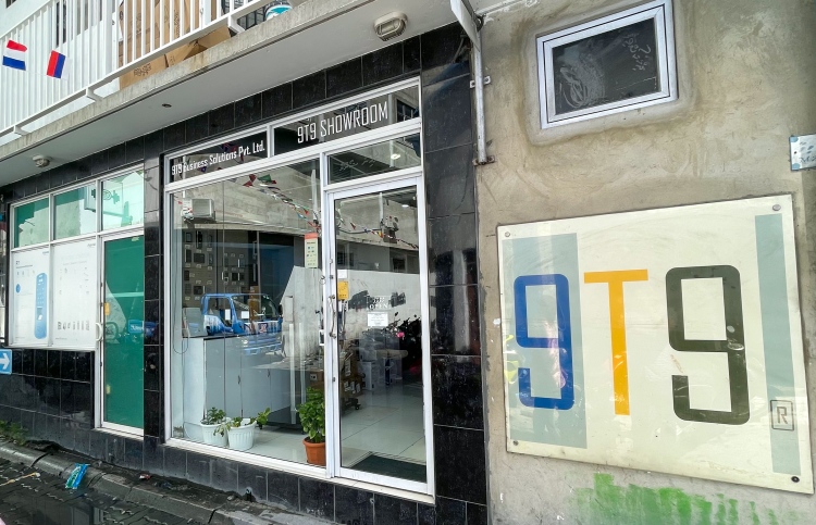 ޓަޗް ސްކްރީން ފްލެޓް ޕެނަލް ނައިންޓީނައިން އަށް