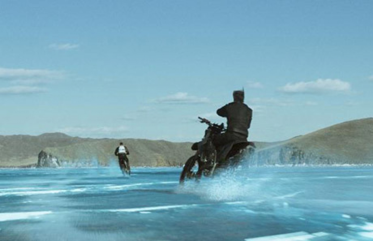 ޕަތާން ފިލްމުގައި ޝާހްރުކް "ފްރޯޒެން ލޭކް" މަތިން ސައިކަލުގައި މީހެއްގެ ފަހަތުން ދުއްވާ މަންޒަރު