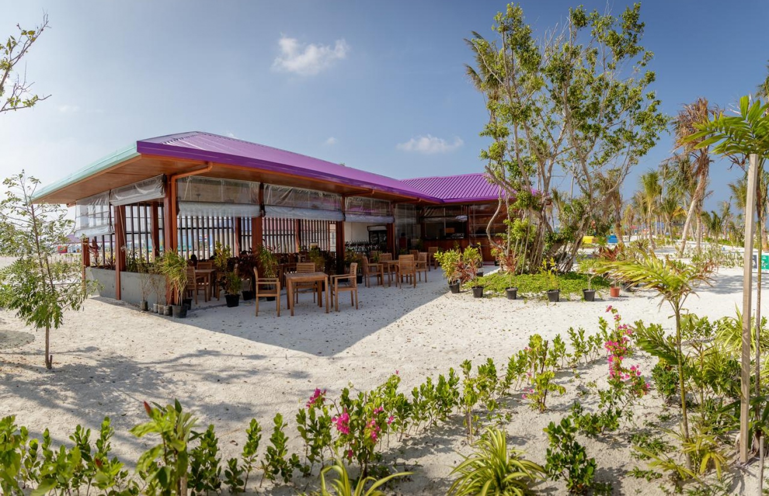 ކުޑަގިރީގައި ހަދާފައިވާ ރެސްޓޯރަންޓް: މި ރަށުގައި ހިޔާ ލިބޭ ގިނަ ގަސްތައް ވަނީ އިންދާފައި.