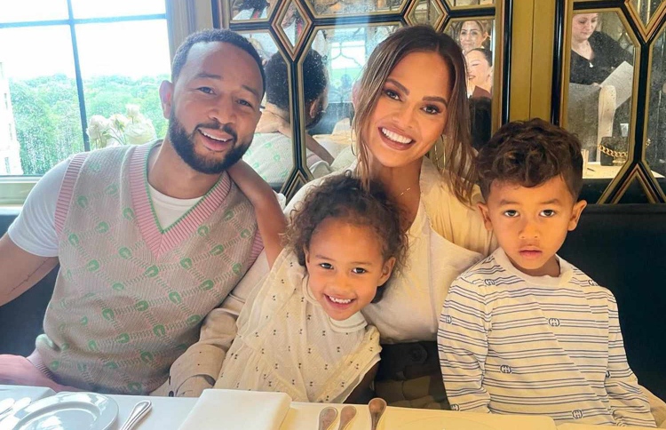 ޖޯން ލެޖެންޑާއި އަންހެނުން ކްރިސީ ޓީގެން އަދި ދަރިން، ލޫނާ އާއި މައިލްސް