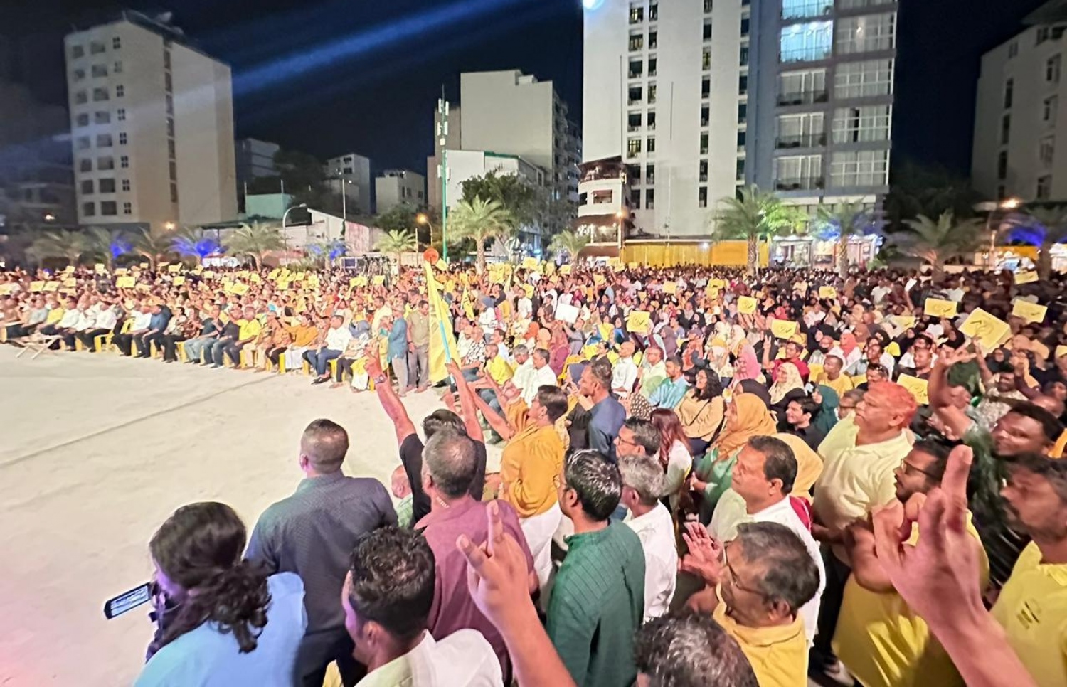 އާޓިފިޝަލް ބީޗް ސަރަހައްދުގައި އޮތް ޖަލްސާއަށް މީހުން ޖަމާވެފައި. މި ސަރުކާރުގެ މަޝްރޫއުތަކުގެ ތަފްސީލު މި ޖަލްސާގައި ރައީސް ތަކުރާރު ކުރެއްވި.