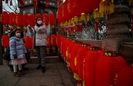 People visit the Yellow Crane Tower in Wuhan, in China's central Hubei province on January 21, 2023, ahead of the start of the Lunar New Year, which ushers in the Year of the Rabbit on January 22. -- Photo: Hector Retamal / AFP