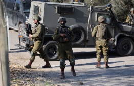 Members of Israeli security forces close-off the area of a reported stabbing attack northwest of Ramallah in the occupied West Bank, on January 21, 2023. -- Photo: Ahmad Gharabli / AFP