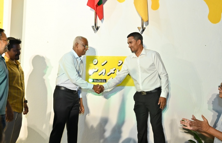 ރައީސަށް، ފުވައްމުލަކުގެ މޭޔަރު ދެއްވީ އޭ ޕްލަސް